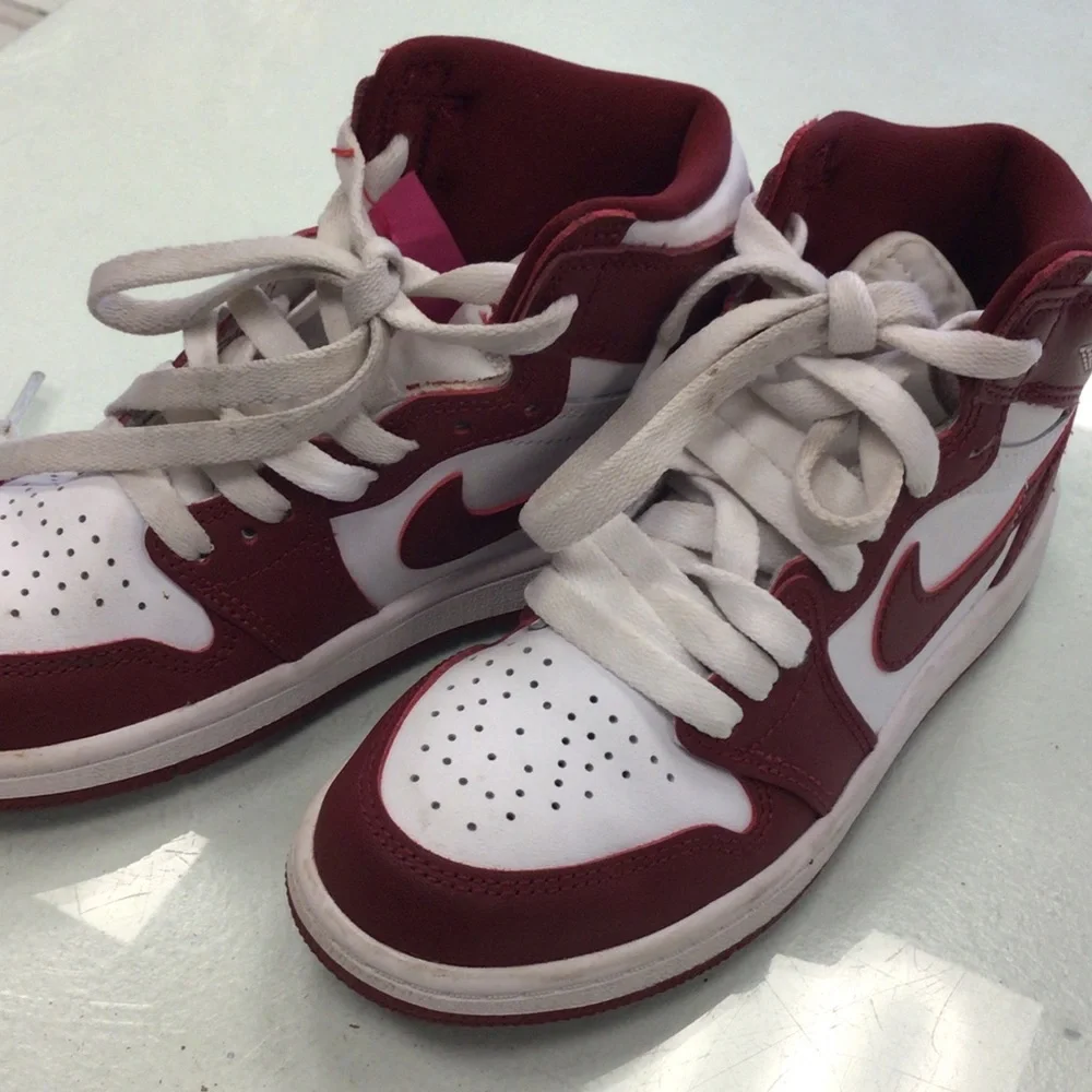 Nike Jordan high Top red white is Sneakers